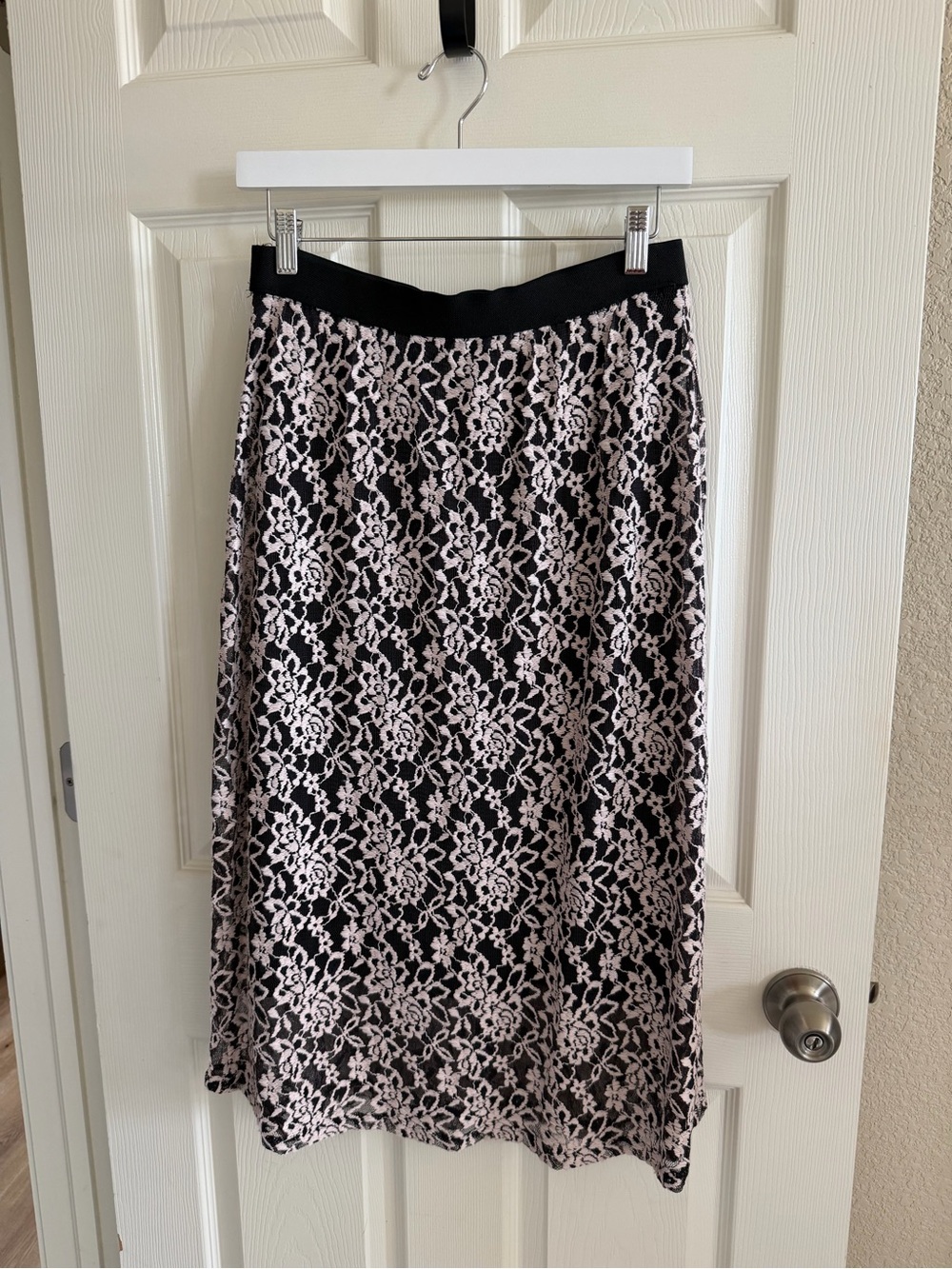 bobeau Black and Light Pink Lace-Overlay Midi Skirt